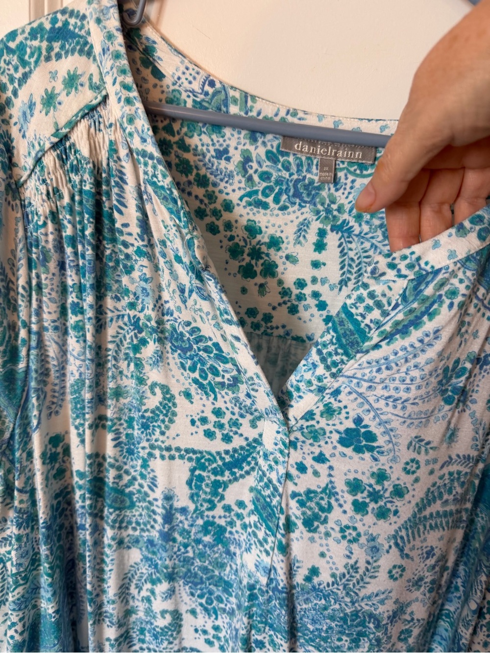Daniel Rainn Teal and White Paisley V-Neck Top, 3X - Picture 6 of 12